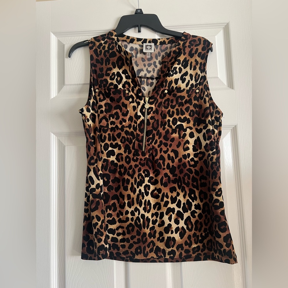 ANN KLEIN Leopard Print Sleeveless Top with zipper and front pockets in size M